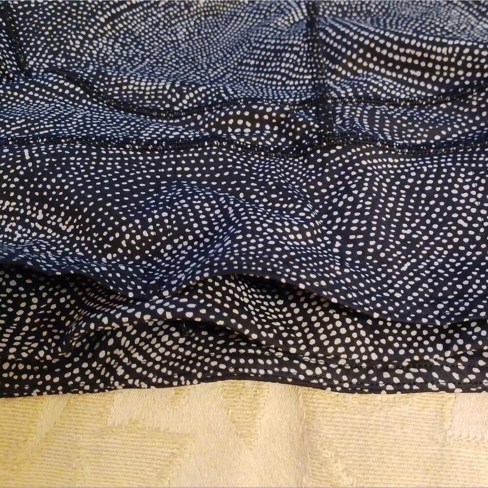 Lululemon Blue and Grey Nulux Fabric Crop Legging With Cut Out Hem.10 - Picture 12 of 12